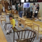 さまざまな木製の椅子が並ぶ会場＝丹波年輪の里