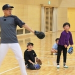 野球未経験の小学１、２年生に競技の楽しさや魅力を伝える谷口真一さん（左）＝丹波市山南町谷川