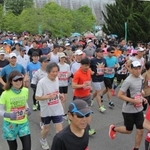 号砲とともに駆け出すランナーたち＝丹波市市島町上田