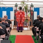 ホテル建設の起工式で、神事の後、神酒を飲む神職や関係者ら＝丹波篠山市内