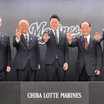 ロッテ球団の高坂俊介社長（中央）や酒井隆明市長（左から２人目）ら４自治体の首長＝ＺＯＺＯマリンスタジアム（丹波篠山市提供）