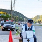 国道１７６号沿いの道路脇に置かれた警官風のマネキンやパトカー風の車両＝丹波篠山市