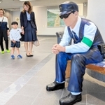 市役所ロビーに置かれたリアルな警官の等身大人形＝丹波篠山市北新町