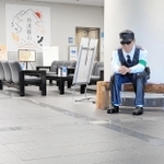 丹波篠山市役所ロビーのベンチに置かれたリアルな警官マネキン＝丹波篠山市北新町