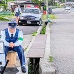 国道１７６号の道路脇に設置されたリアルな警官人形とパトカー風の車両＝丹波篠山市南矢代