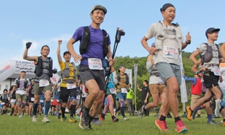 １００マイル完走を目指しスタートを切ったランナーたち。この時はまだ笑顔＝７日午前、丹波市柏原町柏原