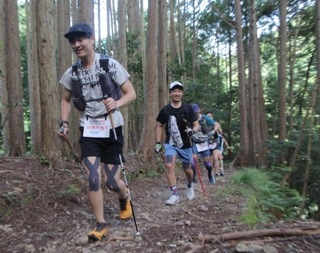 序盤の山道を駆けるランナーたち。この時はまだ笑顔＝７日午前、丹波市柏原町柏原