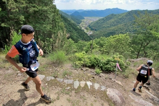 起伏に富んだ「世界一過酷な」コースを駆け抜けるランナーたち＝丹波市山南町岩屋（撮影・秋山亮太）