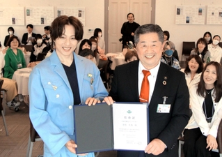 サポーターの前で任命証を受け取った新木宏典さん（左）＝丹波市柏原町柏原