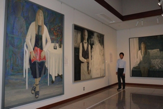 中尾英武さんの日展特選作品「ひととき」（左）などが並ぶ会場＝植野記念美術館