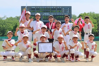 優勝を喜ぶ味間少年野球団の選手たち＝三田市三輪