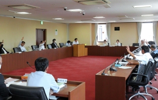 市指定燃やすごみ袋半額案について審議した丹波市議会の民生産建常任委員会＝丹波市役所