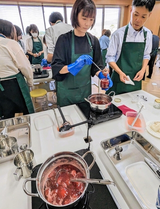 グリーンウッドファクトリー社の体験工房でのジャム作り＝丹波篠山市北