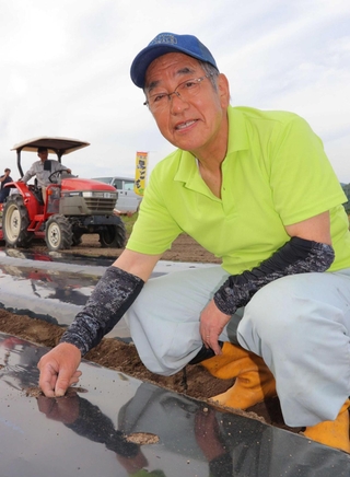 トラクターで播種した丹波黒ごまを確認する芦田美智則さん＝丹波市青垣町西芦田
