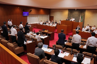 市指定燃やすごみ袋を半額にする条例改正案を賛成多数で可決した丹波市議会＝丹波市議会本会議場