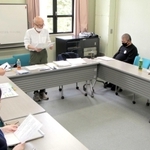 誓いの言葉を読む断酒会のメンバーたち＝丹波市柏原町柏原