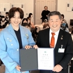 サポーターの前で任命証を受け取った新木宏典さん（左）＝丹波市柏原町柏原