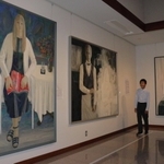 中尾英武さんの日展特選作品「ひととき」（左）などが並ぶ会場＝植野記念美術館