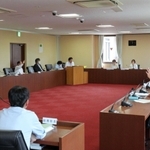 市指定燃やすごみ袋半額案について審議した丹波市議会の民生産建常任委員会＝丹波市役所
