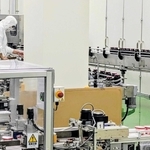 ジャム工場のラインを流れるジャムのびんやカップ＝丹波篠山市北