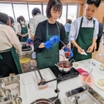 グリーンウッドファクトリー社の体験工房でのジャム作り＝丹波篠山市北