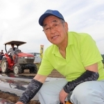 トラクターで播種した丹波黒ごまを確認する芦田美智則さん＝丹波市青垣町西芦田