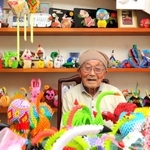 ８０歳を過ぎてから始めた折り紙の作品に囲まれる足立修三さん＝丹波市青垣町山垣