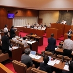 市指定燃やすごみ袋を半額にする条例改正案を賛成多数で可決した丹波市議会＝丹波市議会本会議場