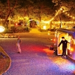 かつて棚田だった場所に開かれたキャンプ場。入場口付近は夜になると電飾で鮮やかに輝く＝丹波篠山市今田町本荘