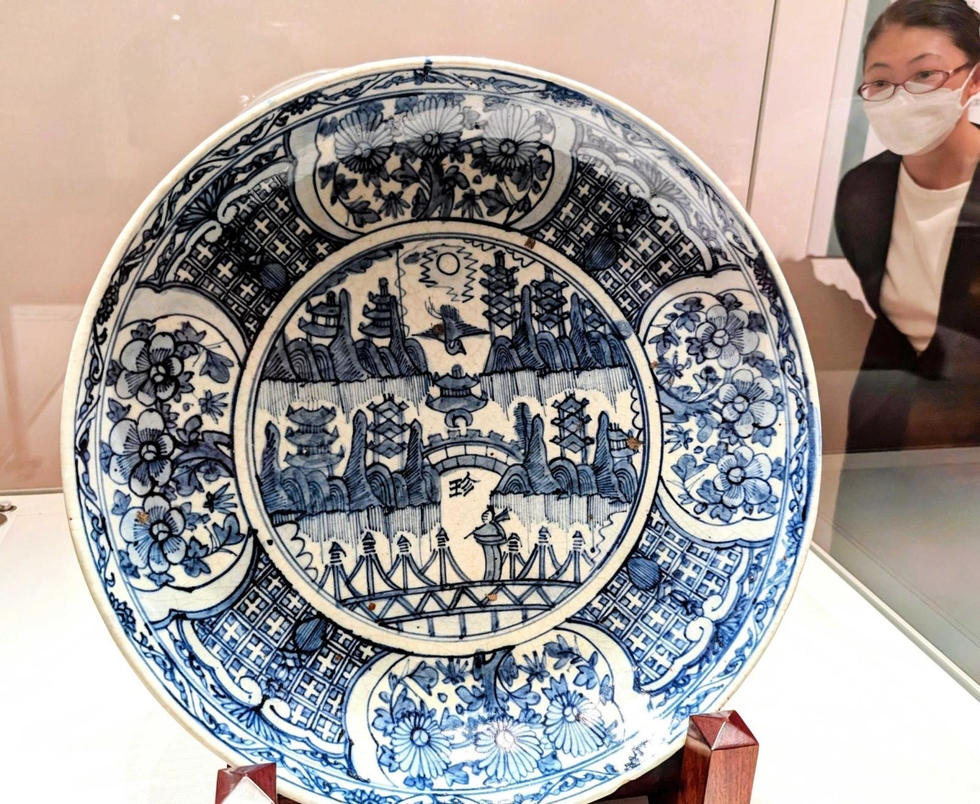 三田青磁の花器、淡路・珉平焼の皿…兵庫五国の多彩な陶磁器80点 加西の 