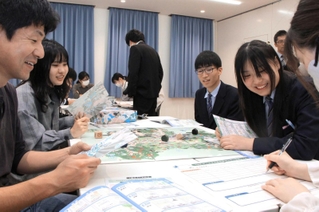 完成したボードゲームで遊ぶ高校生やデザイナーら＝丹波市氷上町石生