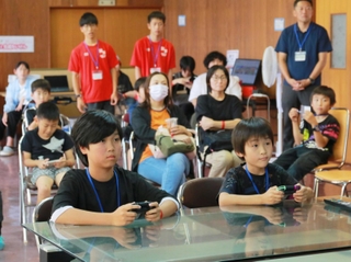 ゲーム対戦に熱中する子どもたち＝丹波市氷上町常楽
