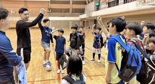 元Ｊリーガーからジュニア世代の指導者に転身した伊藤龍生さん（左から２人目）。「丹波ＦＣ」設立に先立ち、今年５月には古里の児童らと交流もした＝丹波市市島町上田（本人提供）