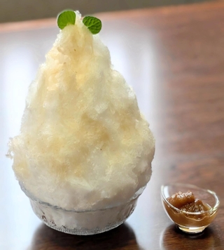 柿シロップをかけ、ミントを添えた柿のかき氷と、味に変化をつける柿ピューレ＝丹波篠山市北新町