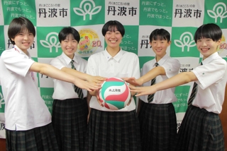 全国大会に臨む氷上高校女子バレー部の選手たち＝丹波市役所