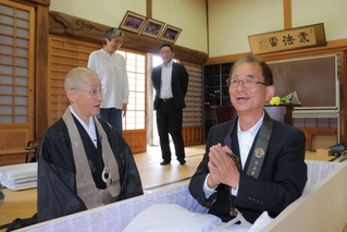 ひつぎに入る体験参加者＝丹波市柏原町柏原