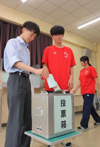 投票体験をする氷上西高校の３年生＝氷上西高校