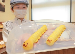 西紀ＳＡ下り線でひそかに話題のパン「にしきくん」。見た目が「ツチノコ」を思わせるとの声も多い＝丹波篠山市東木之部