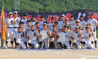 初優勝を果たした青垣・柏原合同チームの選手ら＝今田グラウンド