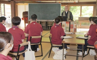 河合宗徹住職の話を聞く看護学生たち＝成徳寺