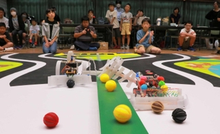 ２０機による熱戦が繰り広げられた小中学生のロボットコンテスト＝丹波市柏原町柏原