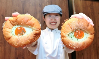 激辛唐辛子を使った「鬼辛カレーパン」＝西紀サービスエリア下り線