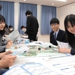 完成したボードゲームで遊ぶ高校生やデザイナーら＝丹波市氷上町石生