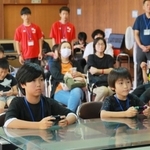 ゲーム対戦に熱中する子どもたち＝丹波市氷上町常楽