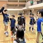 元Ｊリーガーからジュニア世代の指導者に転身した伊藤龍生さん（左から２人目）。「丹波ＦＣ」設立に先立ち、今年５月には古里の児童らと交流もした＝丹波市市島町上田（本人提供）