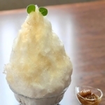 柿シロップをかけ、ミントを添えた柿のかき氷と、味に変化をつける柿ピューレ＝丹波篠山市北新町
