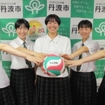 全国大会に臨む氷上高校女子バレー部の選手たち＝丹波市役所