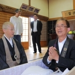 ひつぎに入る体験参加者＝丹波市柏原町柏原