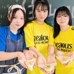 地元のスイーツ店と協力して住山ごぼうのチーズケーキを完成させた篠山鳳鳴高校の生徒たち＝丹波篠山市大熊