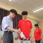 投票体験をする氷上西高校の３年生＝氷上西高校